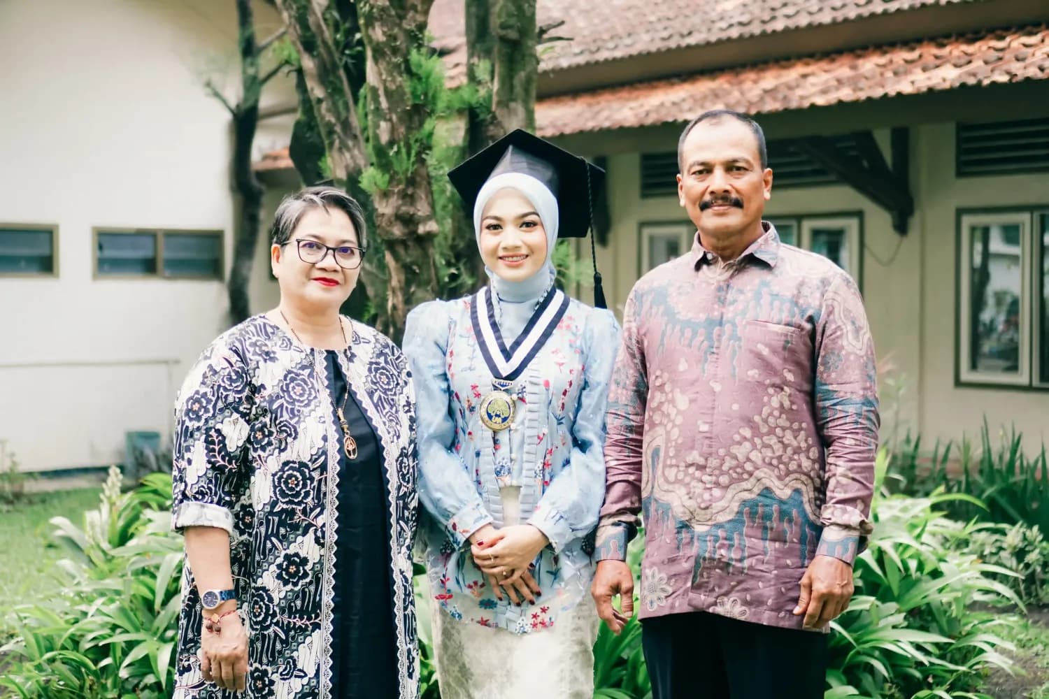 Abadikan Momen Kelulusan Terbaik: Jasa Foto Wisuda Malang yang Estetik dan Berkesan
